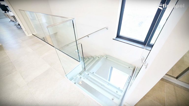 Klatki schodowe ze szklanymi schodami