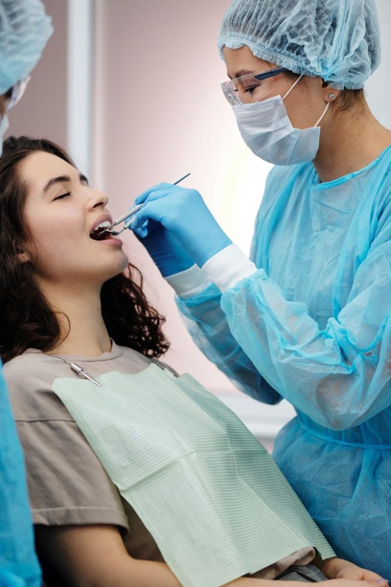 Czym są implanty zębowe i kiedy warto je wykonać?