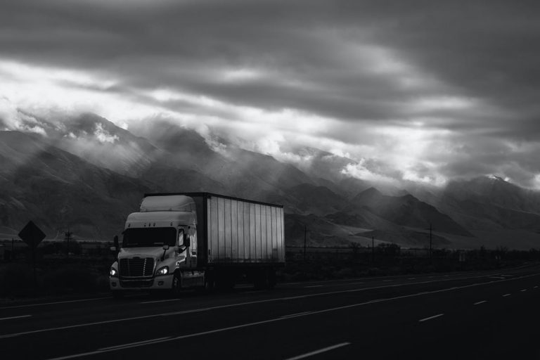 Jak wybierać najlepsze części do ciężarówek - poradnik dla kierowców i właścicieli firm transportowych