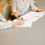 Umowa o pracę czy B2B – co jest korzystniejsze dla pracodawcy?