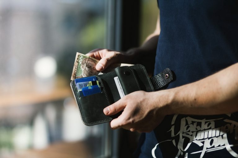 Doradca kredytowy czy bank? co się bardziej opłaca?