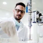 Produkcja kosmetyków pod własną marką to w praktyce decyzja o ryzyku, nie o samym wykonaniu